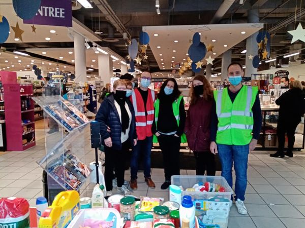 IssyEcoloSocial's tweet photo. Grand succès samedi matin de la collecte organisée par le Collectif Écolo et Social au Monoprix de la Mairie d'Issy et au centre commercial des 3 Moulins, au profit du Secours populaire ! Solidarité en période de crise face au manque d'action de la municipalité. https://t.co/6TIThcF9Cc