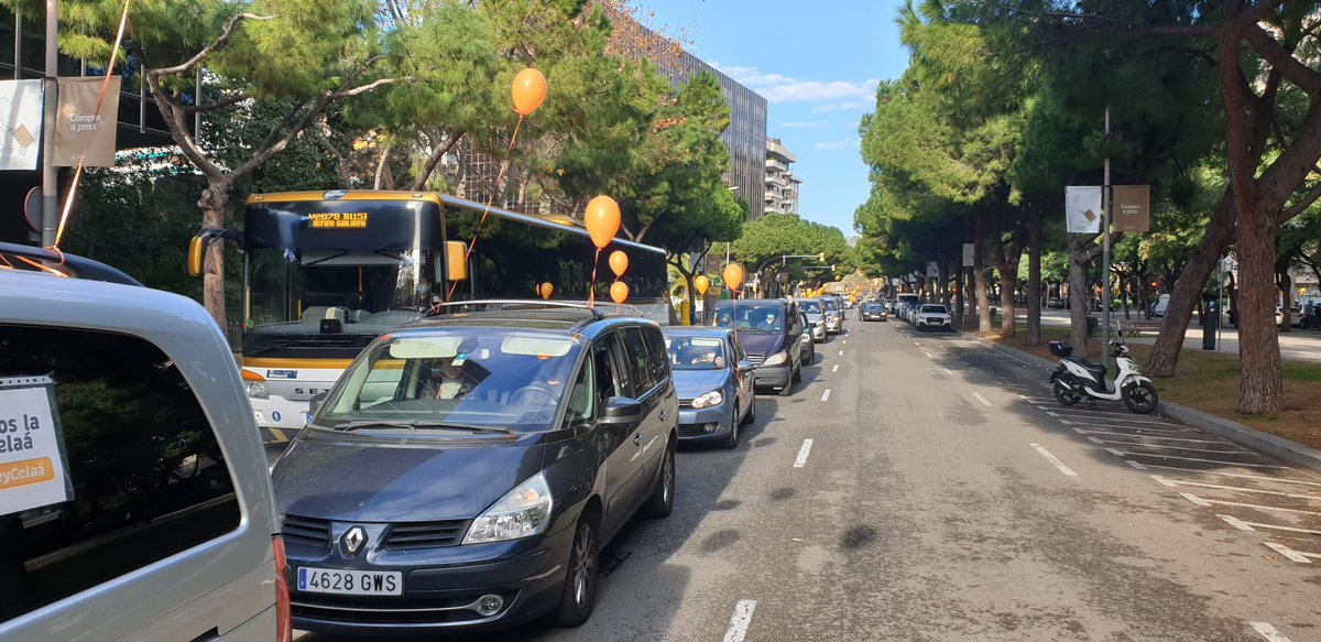 josepmprats's tweet photo. Tot en marxa!!!! 
El paral.lel es una marea carabassa!!!
#StopLeyCelaá 
#mesplurals
#JoTrioEscola https://t.co/1euaM3yV18