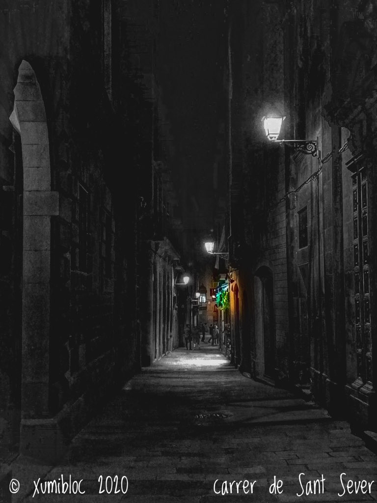 carrer de Sant Sever #xumibloc #barcelonejant #carrerdesantsever #ciutatvella #barrigòtic #carrersdebarcelona #barcelonagram #barcelona #barcelonacity #blancinegre #blancoynegrofotografia #blackandwhitephotography #bnw #bnwphotography #blancinegre_catalunya #bnwphoto