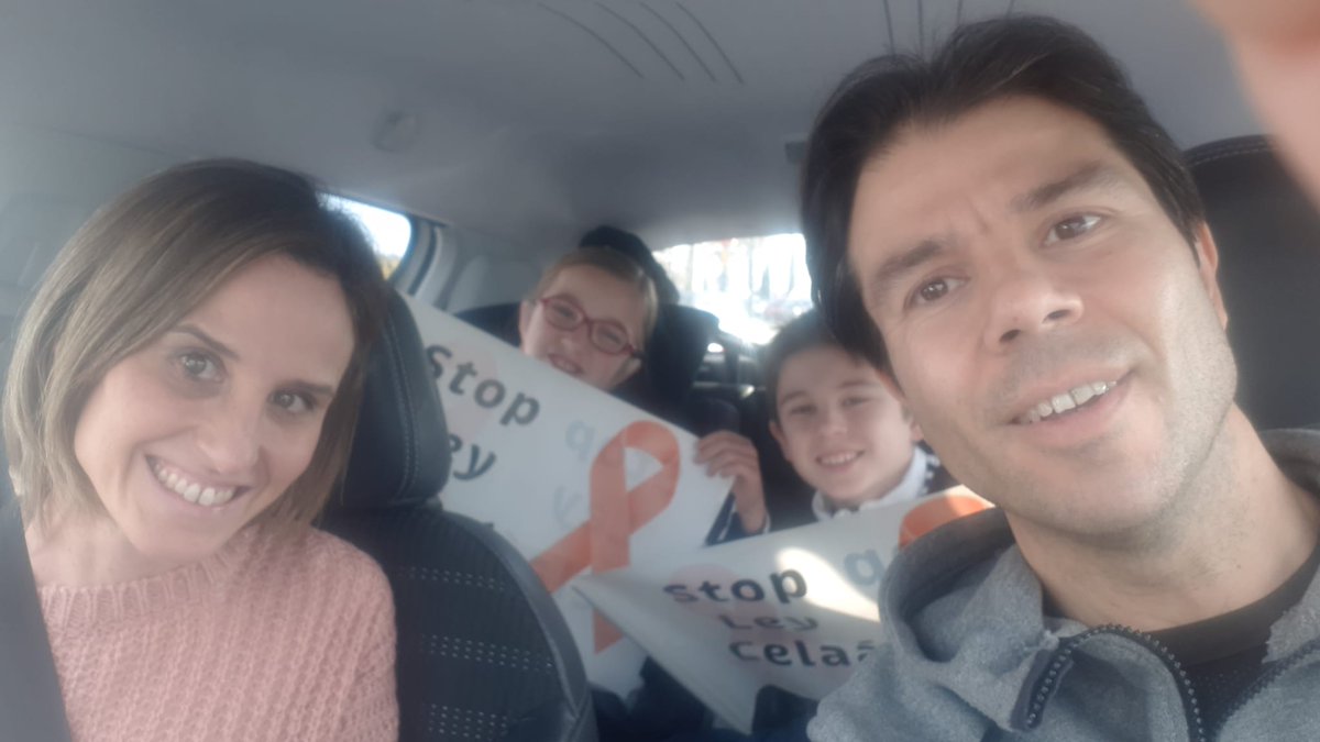 🧡Estamos presentes en la manifestación‼️
🧡Combinación perfecta: 
🧡familia y profesor 
🧡de <a href="/fecnscz/">Colegio FEC Ntra. Sra. del Carmen - Carmelitas</a> 
🧡de <a href="/colegiosfec/">FEC (Fundación Educación Católica)</a> 
En la manifestación 🚗🚗🚗
porque con #libertad 
han elegido 
donde trabajar y 
donde llevar a sus hijos.
<a href="/MasPlurales/">Más Plurales🧡</a> 
#StopLeyCelaá