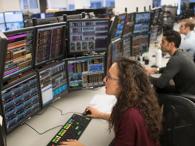 எந்த செக்மெ்ன்ட்ல Trade பன்னனும்னாலும். மேலே குறிப்பிட்ட exchange ஆல் அங்கீகரிக்கப்பட்ட ப்ரோகர் மூலமாக மட்டும் தான் பன்ன முடியும். அதுக்கு உண்டான கட்டணம் (brokerage) நம்ம தான் ஏத்துக்கனும். ப்ரோக்கர் நமக்கு கொடுக்கிற பலன் தான், (App, fundamentals of stock & (8/21)