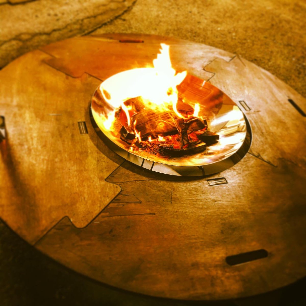 az612's tweet photo. Coleman firediskのウッドテーブル自作してみました👌🏻
焚き火最高😙
#Coleman
#firedisk
#キャンプ
#アウトドア https://t.co/6GzFcfDPyq