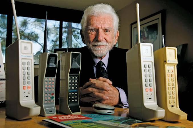 Ketika ponsel masih memiliki berat 2 kg yang ditemukan oleh Martin Cooper pada tahun 1973, belum merajai dunia dan membuat manusia merasa ketergantungan seperti layaknya oksigen, berbicara dan berinteraksi langsung merupakan kegiatan yang sangat menenangkan.
