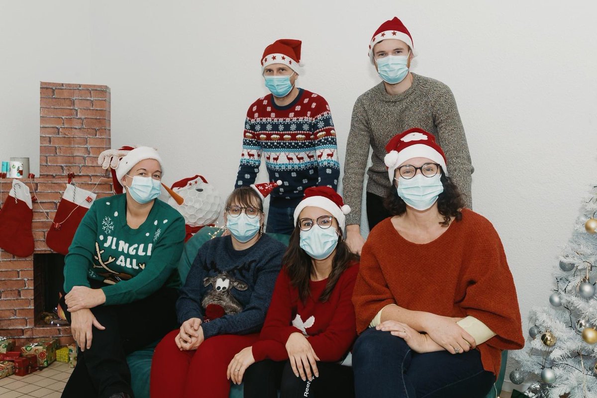 VisuelLSF_NAq's tweet photo. Toute l'équipe de Visuel-LSF Nouvelle-Aquitaine vous souhaite de très belles fêtes de fin d'année ! 
Profitez bien de toutes les douceurs de Noël... et on se retrouve tous en pleine forme pour 2021 avec de nouvelles aventures en LSF !!
Merci à Anthony Arrosères pour les photos https://t.co/PqPa6oTwWN