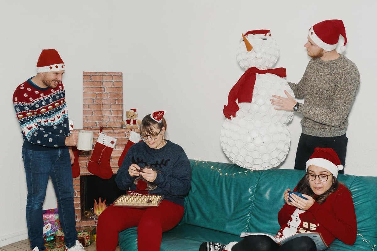 VisuelLSF_NAq's tweet photo. Toute l'équipe de Visuel-LSF Nouvelle-Aquitaine vous souhaite de très belles fêtes de fin d'année ! 
Profitez bien de toutes les douceurs de Noël... et on se retrouve tous en pleine forme pour 2021 avec de nouvelles aventures en LSF !!
Merci à Anthony Arrosères pour les photos https://t.co/PqPa6oTwWN
