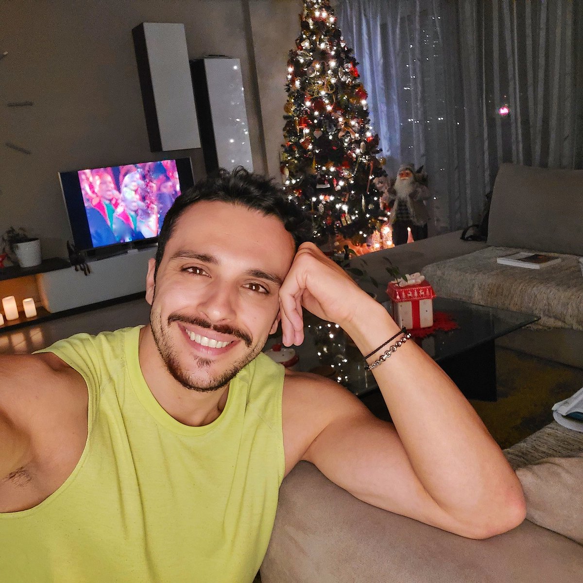 LoudaSChris's tweet photo. Σάββατο στο σπίτι..😜💪🏼😁
#home #night #saturday 🎁  #winter #instagood #happyholidays #smile #lights #presents #gifts #gift #tree #decorations #christmas #santa #santaclaus ⭐#celebrate #photographer #portret #photography #photooftheday #love #xmas #man #green 🎅 #christmastree https://t.co/FJJatPQCqi
