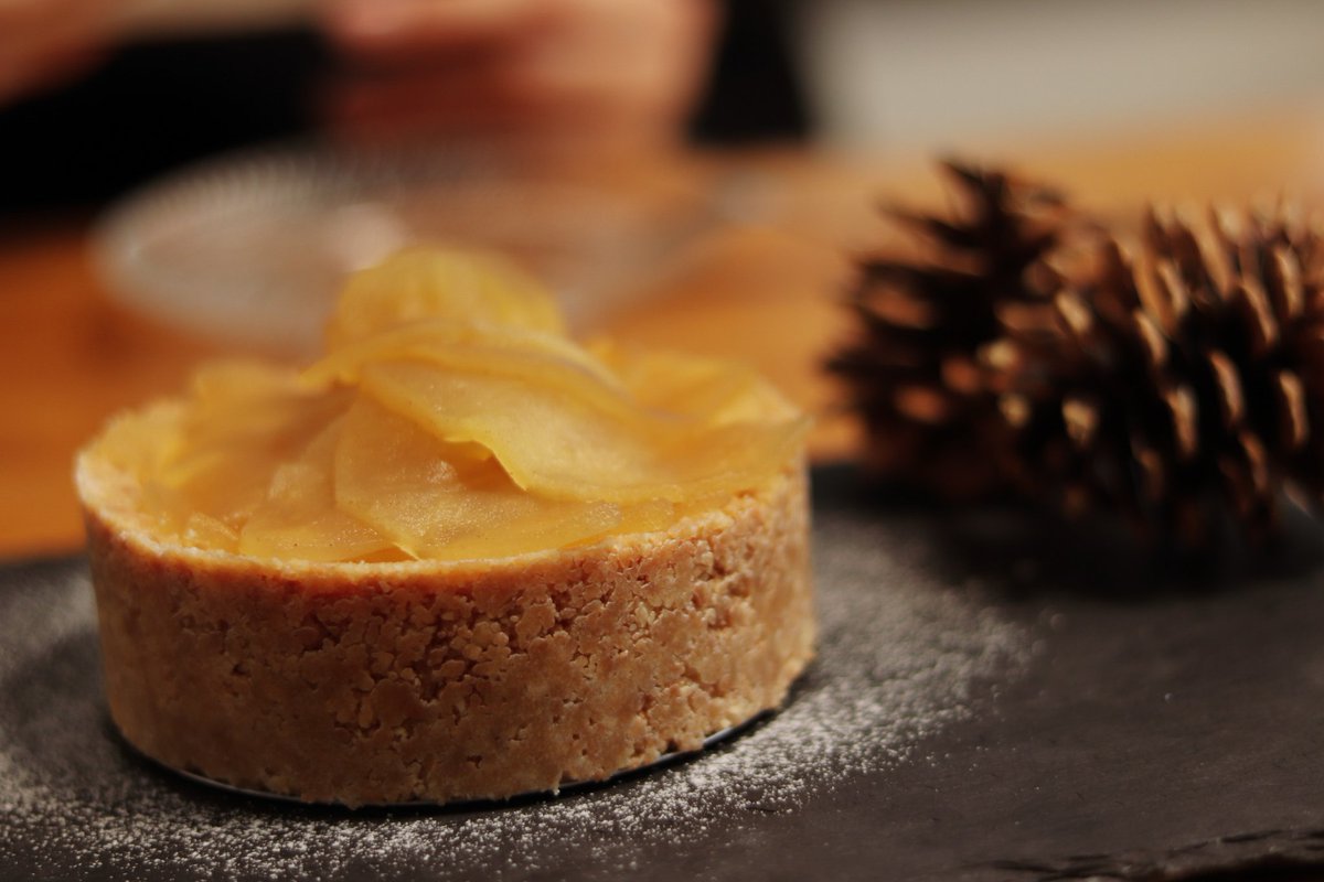 本日は腕によりをかけました。
ハンバーグとピラフ、デザートに紅茶煮林檎のカスタードタルトでございます。