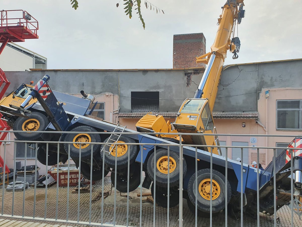 Portem mesos fent exercici de confiar i acceptar les obres amb les condicions que impliquen a les  nostres filles sumades a les sanitàries. Ahir va caure aquesta grua just davant l'entrada de l'escola,  demà han de tornar com si res?<a href="/escolantaviana/">Institut Escola Antaviana</a> <a href="/consorciedubcn/">Consorci d'Educació</a> <a href="/Bcn_NouBarris/">Districte de Nou Barris</a>