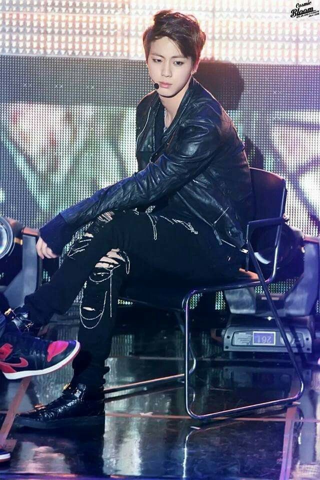 ROCKSTAR SEOKJIN : A DEADLY AND DANGEROUS THREAD[ as u go down, his wildness increases, so be careful, ur heart might explode due to the insane hotness of seokjin fire] #방탄소년단  #진  #석진  #방탄소년단진  #방탄진  #JIN  #SEOKJIN  #BTSJIN  @BTS_twt  @BigHitEnt  @bts_bighit