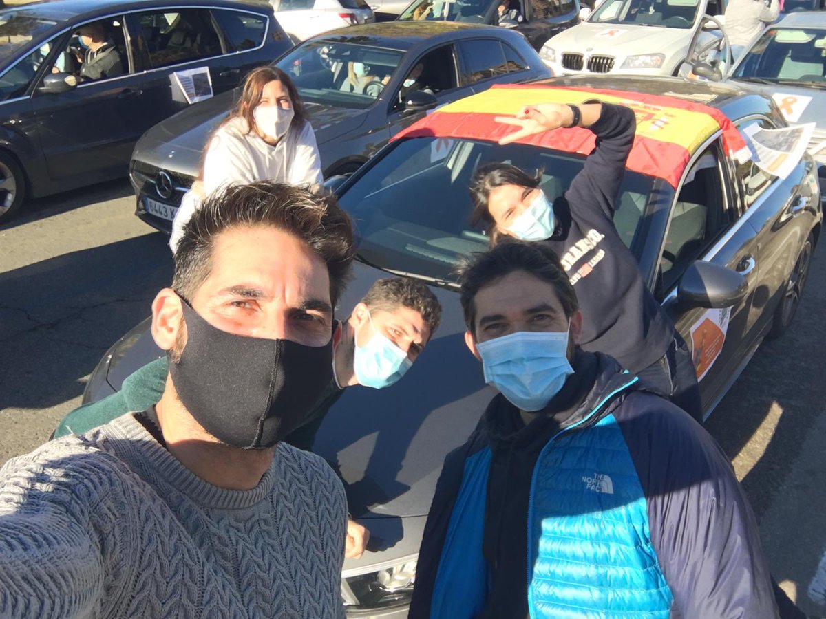 C_E_Marni's tweet photo. Nuestros profes en la manifestación @MasPlurales #stopLeyCelaá https://t.co/DsfVp0WamY