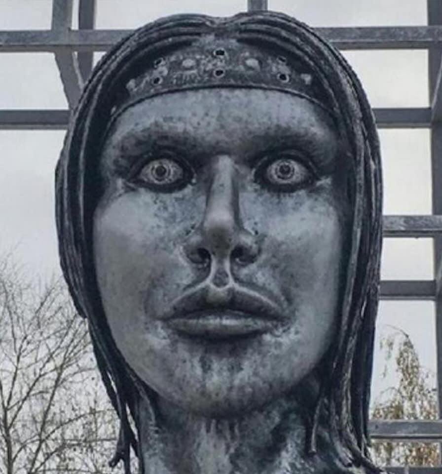 страшная статуя