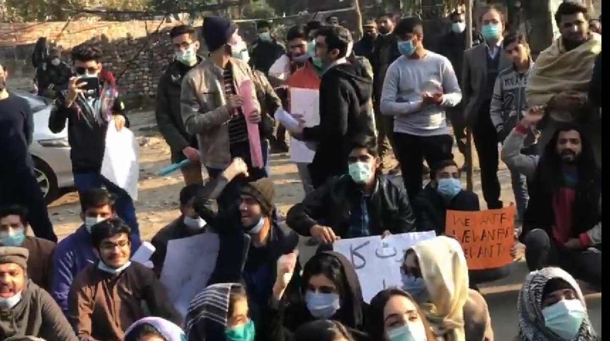 DWMOfficial's tweet photo. Welcome to Dr.Ammar Ali Jan who have joined protest and marching towards Governor House Lahore along with Students against PMC and Irregularities in National MDCAT 2020.
#ProtestAgainstPMC https://t.co/52GFDyPtMv