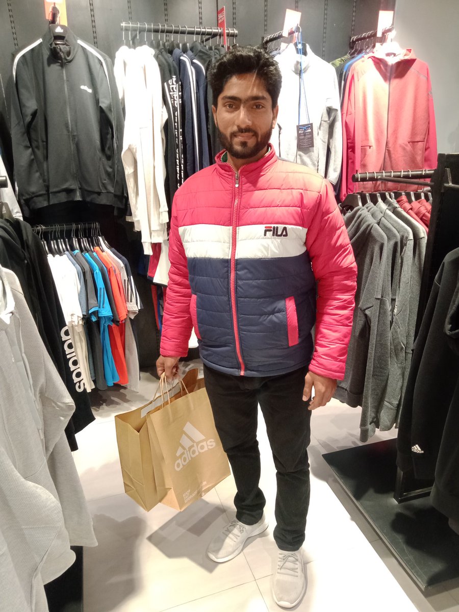 Bheem30664970's tweet photo. दिल साफ रखो
हिसाब कमाई का नहीं,,,कर्मों का होगा,...!
#ChandigarhShoppingwithभाई
#Chandigarh,,,, #Shopping,,, #Clothes👔
#Elantemall🏢,,,,,#addidasshoes👞,,,
#Pepejean👖,,,,,,#FilAtshirt👚......🕴️
#Raybansunglass🕶️ https://t.co/YnbiBf10b6