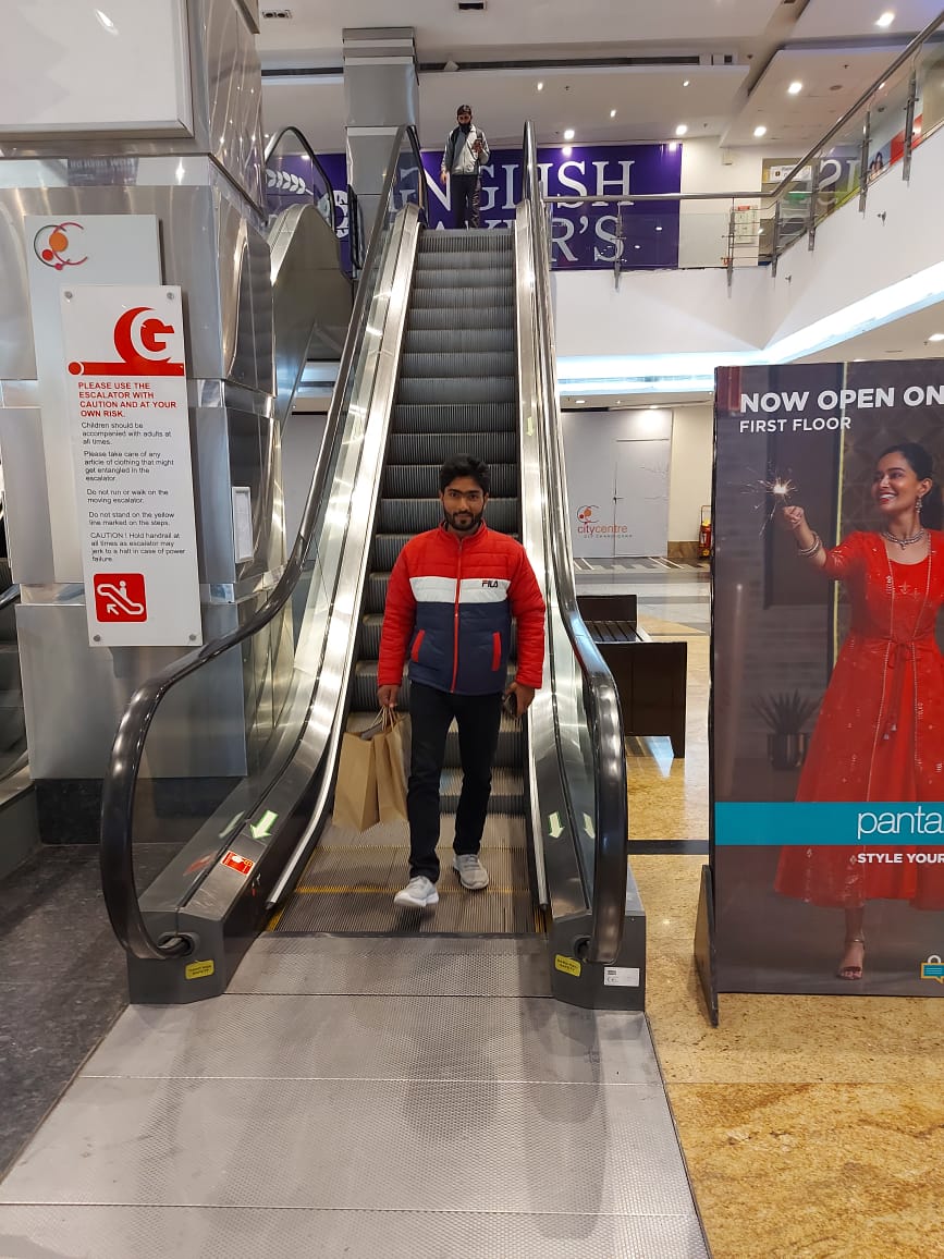 Bheem30664970's tweet photo. दिल साफ रखो
हिसाब कमाई का नहीं,,,कर्मों का होगा,...!
#ChandigarhShoppingwithभाई
#Chandigarh,,,, #Shopping,,, #Clothes👔
#Elantemall🏢,,,,,#addidasshoes👞,,,
#Pepejean👖,,,,,,#FilAtshirt👚......🕴️
#Raybansunglass🕶️ https://t.co/YnbiBf10b6