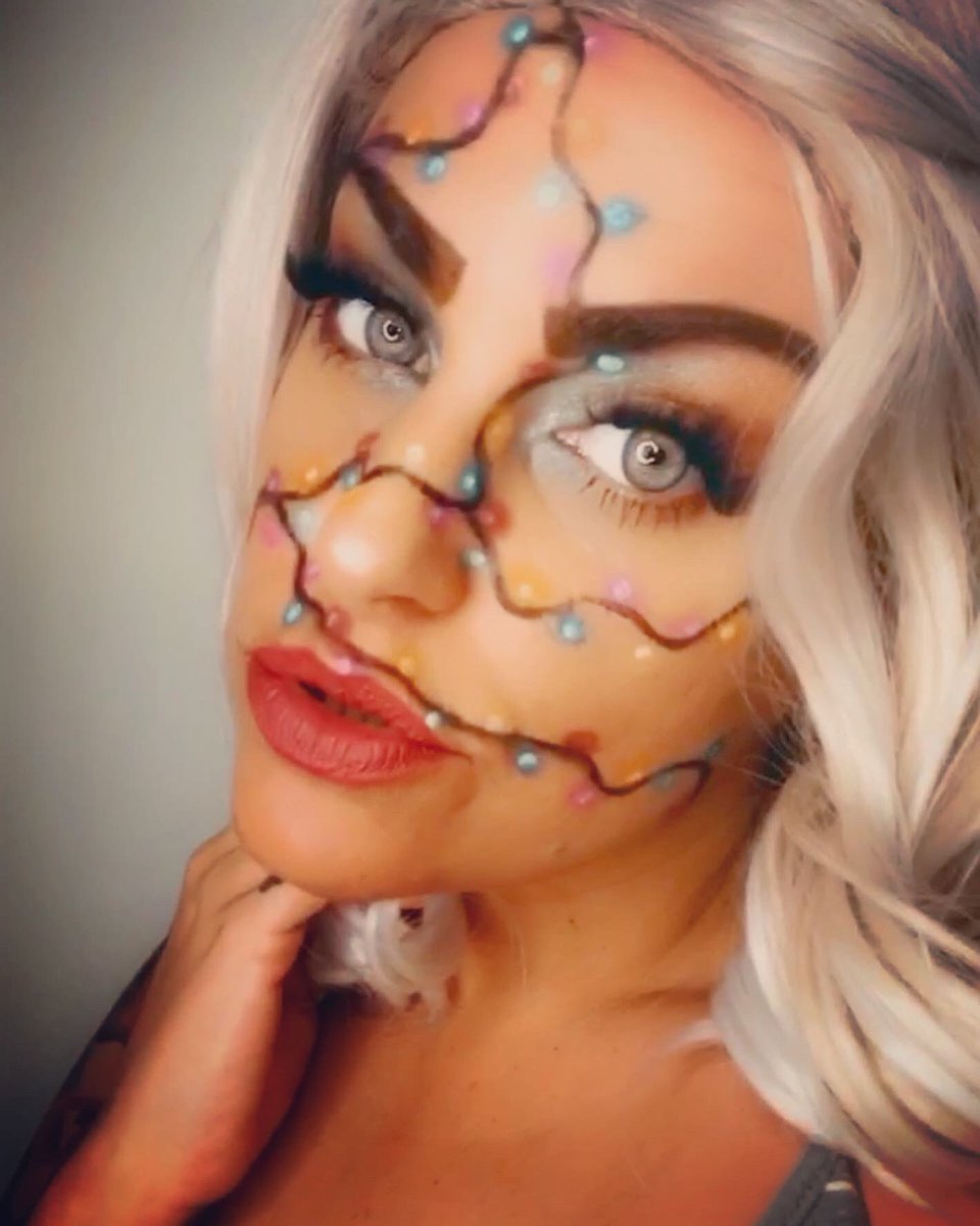 okcallmeAL's tweet photo. Christmas lights #xmas #xmasmakeup #makeup #makeupartist https://t.co/s0RgIxwTrt