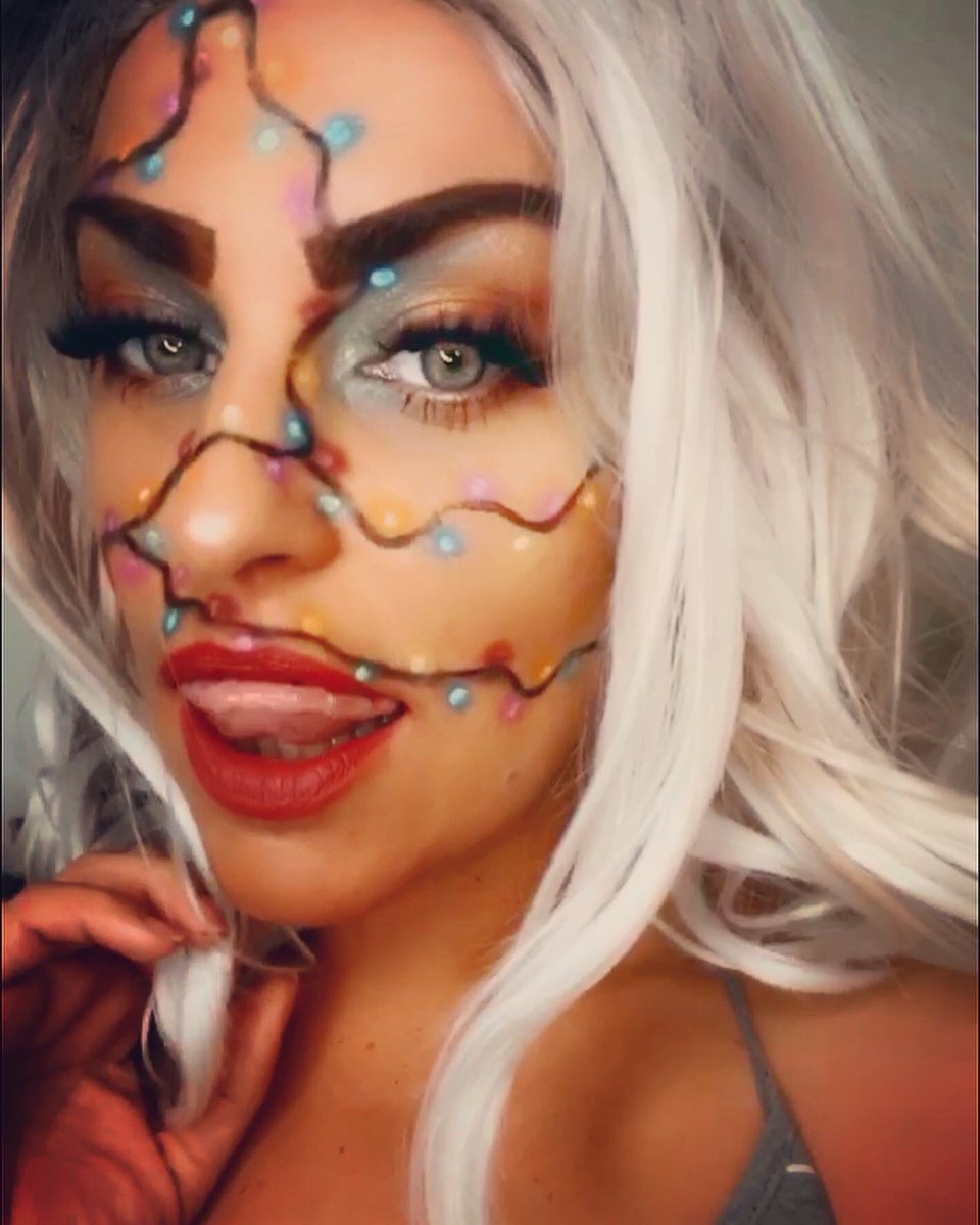 okcallmeAL's tweet photo. Christmas lights #xmas #xmasmakeup #makeup #makeupartist https://t.co/s0RgIxwTrt