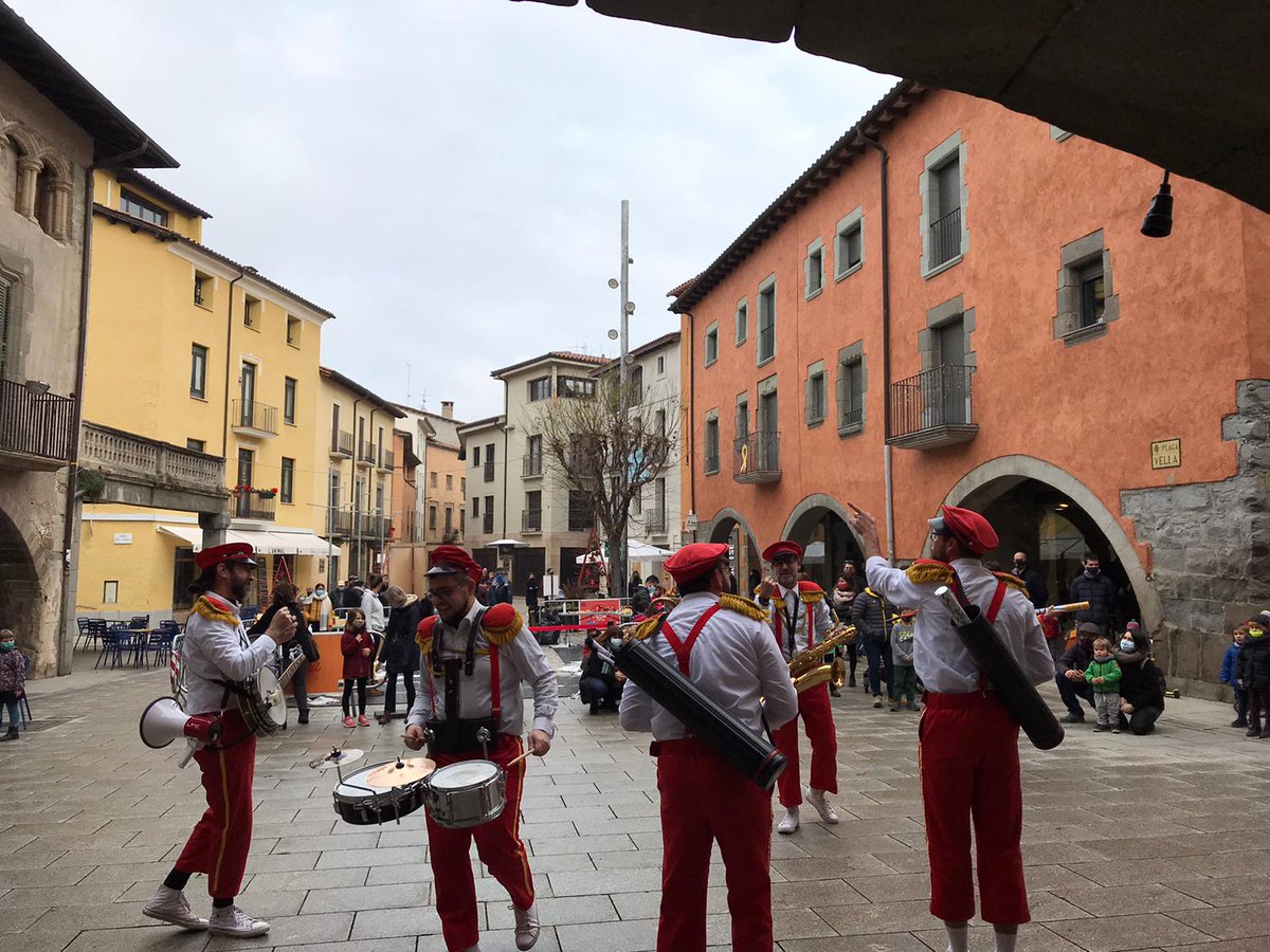 torellojove's tweet photo. #TocaFusta #TORELLÓ amb l'espectacle musico-teatral itinerant de la Banda Forania INESPERATS.
Si els vols veure aquesta tarda a les 16,30 h https://t.co/oMb4A2Y3w4