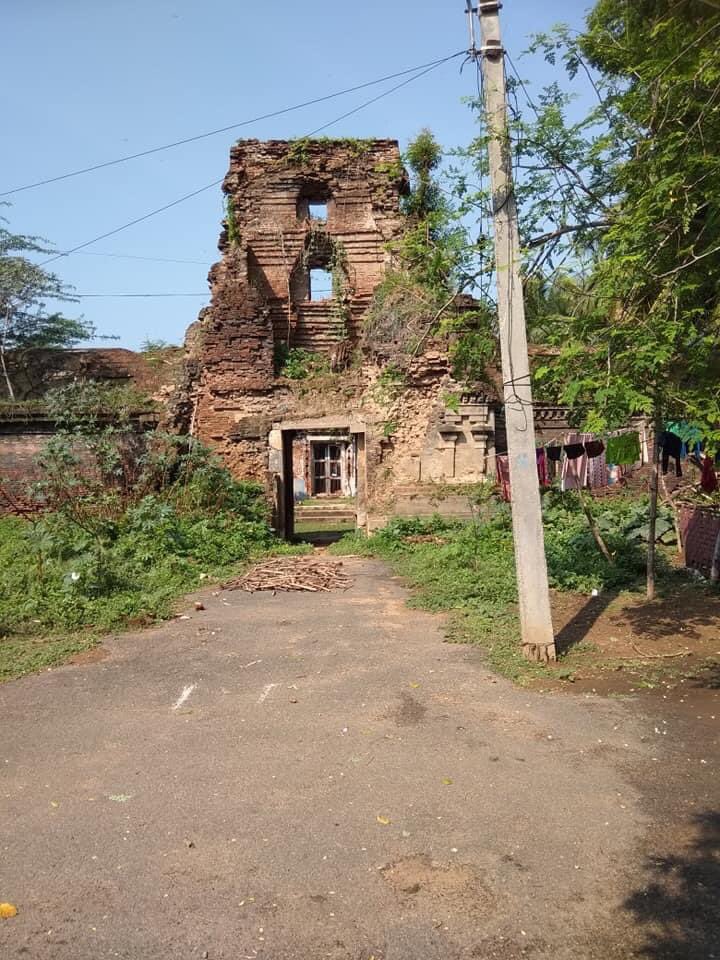 Saigeet36566874's tweet photo. See the pathetic condition of Sri Soundara Raja Perumal temple in Kadichambadi near Kumbakonam. This temple is under HR&amp;CE, TN Govt.
@pollaavinayen @punarutthana @tweets_tinku @trramesh @CMOTamilNadu @krithikasivasw https://t.co/n1Vgn4u5NY