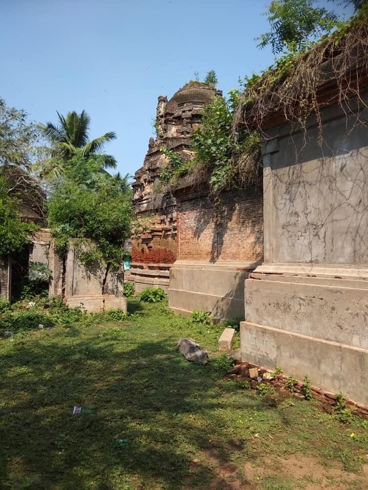 Saigeet36566874's tweet photo. See the pathetic condition of Sri Soundara Raja Perumal temple in Kadichambadi near Kumbakonam. This temple is under HR&amp;CE, TN Govt.
@pollaavinayen @punarutthana @tweets_tinku @trramesh @CMOTamilNadu @krithikasivasw https://t.co/n1Vgn4u5NY