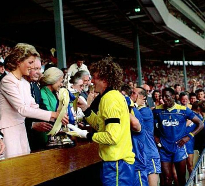 SuperbFootyPics's tweet photo. Wimbledon FC
Great Pic Of Captain Dave Beasant Receiving The FA Cup Trophy From HRH The Princess Of Wales In 1988 https://t.co/zHJ0gTgVrW