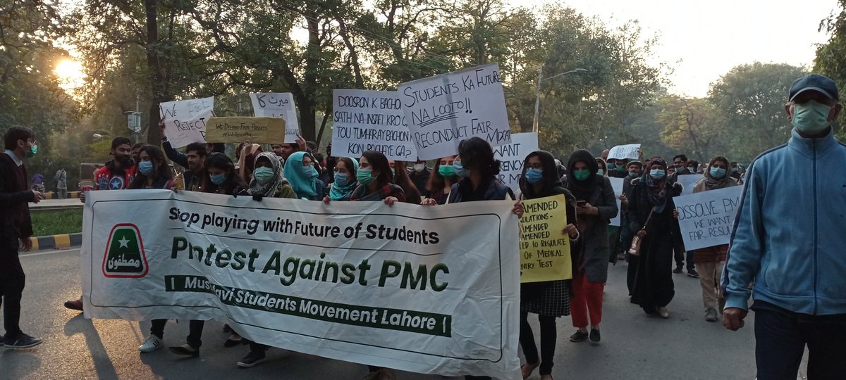 MSMPakistan_'s tweet photo. میڈیکل کالجز میں داخلہ لینے والے طلبہ کی پاکستان میڈیکل کونسل کے خلاف ریلی گورنر ہاؤس کی طرف روانہ

#ProtestAgainstPMC https://t.co/SGCodfErFX