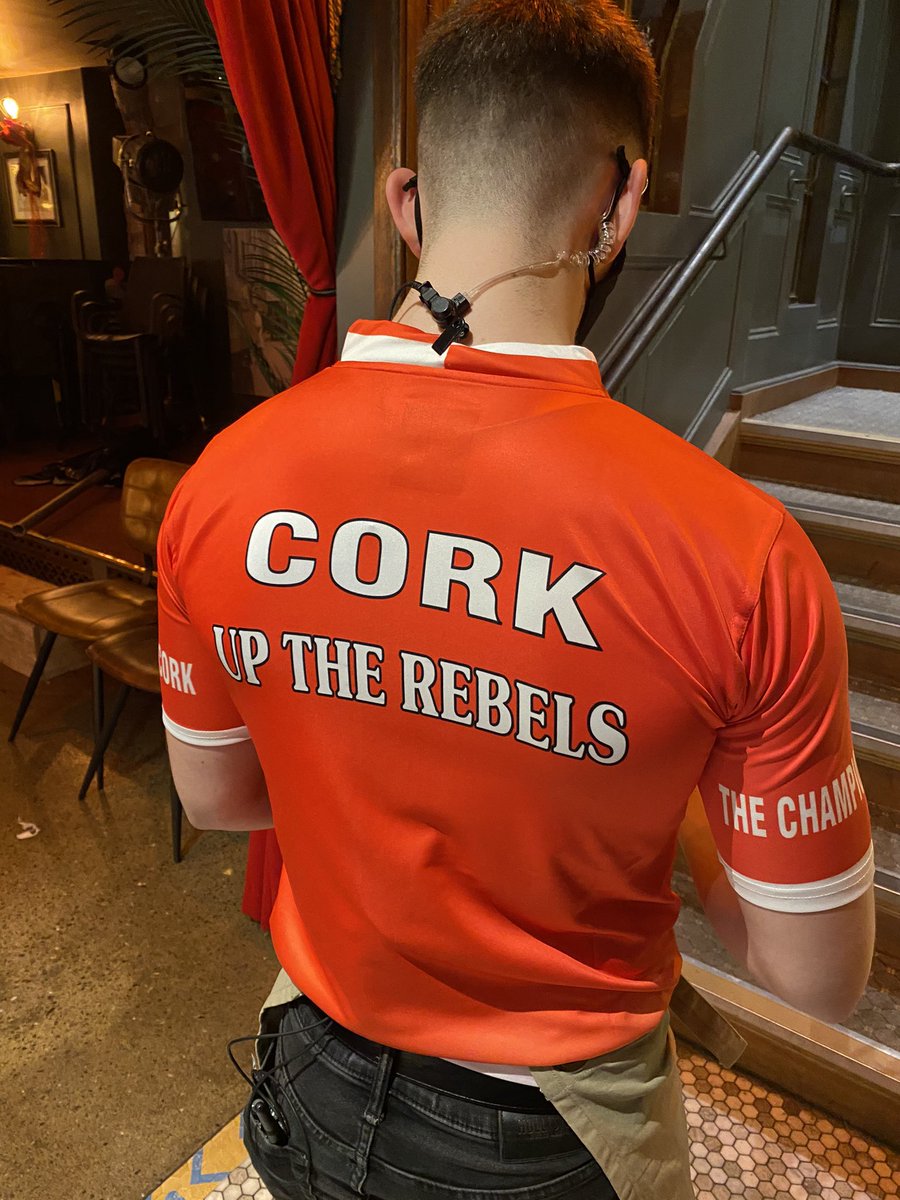 ClancysCork's tweet photo. Best of luck to @CorkLGFA in the big one today. In all the talking of Xmas (& Covid ๐ฌ๐ณ) we havenโt forgotten to show our support to the ladies today. Festive & All-Ireland Cheer #StaffUniform #Gaa #Football #ShowingOurColours #GaaPeople ๐๐ช๐ผ๐ค๐ผ๐๐ผ๐๐ผ https://t.co/c6wqU6B9ET