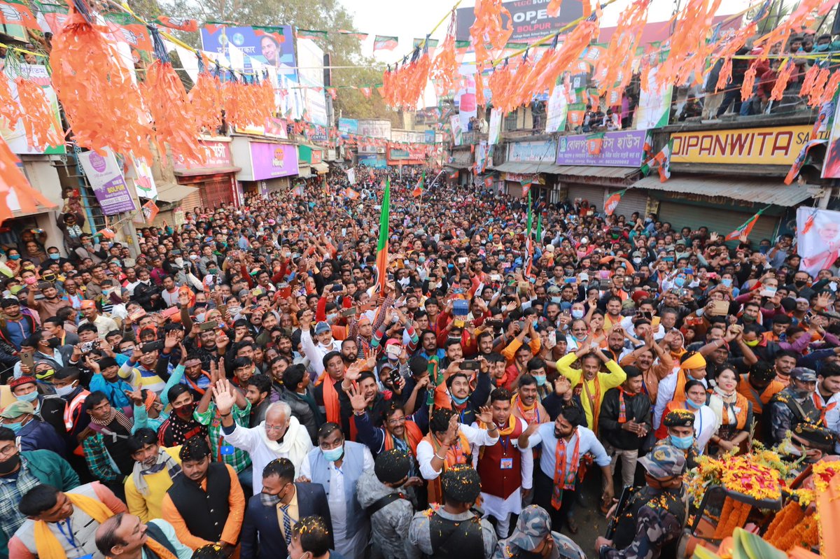 AmitShah's tweet photo. I thank people of West Bengal for such amazing affection in today’s roadshow. #BengalWithBJP https://t.co/4jlc1MEy6N