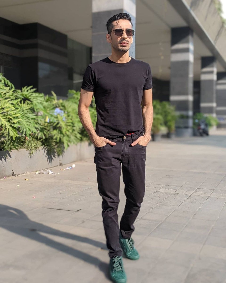 MohitSyndrome's tweet photo. My man in black 🔥🔥 @itsmohitsehgal 😎

#MohitSehgal #Naagin5 #Jai #Jani https://t.co/wQFmnSNNVY