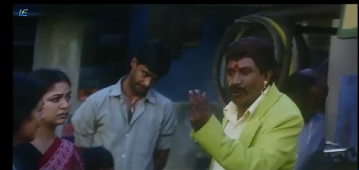 அடுத்து நம்ம எல்லாம் எதிர்பார்த்த மாதிரியே சந்தானத்தோட அப்பா ஒரு நாள் தலைசுத்தி விழுவாரு. செக் பண்ணா ஹைப்பர் டென்சன். அடுத்து ஒரு நாள் தூங்கப்போறதுக்கு முன்ன சந்தானத்துக்கு குட்டி கதை ஒன்னு சொல்வாரு.