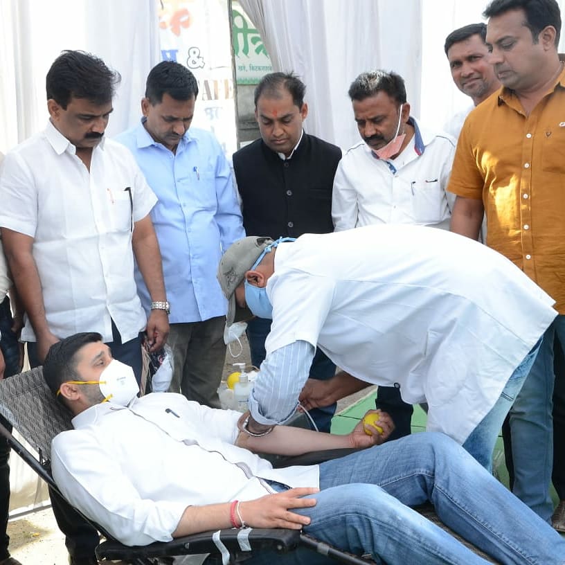 SalilADeshmukh's tweet photo. कोरोनाच्या पार्श्वभूमीवर सध्या रक्ताचा तुटवडा भासतो आहे.राज्यात सध्या रक्ताची उणीव जाणवत आहे.या सर्व परिस्थितीचा विचार करत आदरणीय शरदचंद्रजी पवार साहेब यांच्या वाढदिवसाचे औचित्य साधत काटोल येथे रक्तदानाचे शिबिर आयोजित करण्यात आले होते. यावेळी मी देखील रक्तदान केले.
#Sd_Updates https://t.co/43b5feILbb