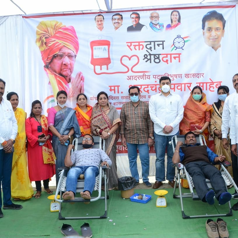 SalilADeshmukh's tweet photo. कोरोनाच्या पार्श्वभूमीवर सध्या रक्ताचा तुटवडा भासतो आहे.राज्यात सध्या रक्ताची उणीव जाणवत आहे.या सर्व परिस्थितीचा विचार करत आदरणीय शरदचंद्रजी पवार साहेब यांच्या वाढदिवसाचे औचित्य साधत काटोल येथे रक्तदानाचे शिबिर आयोजित करण्यात आले होते. यावेळी मी देखील रक्तदान केले.
#Sd_Updates https://t.co/43b5feILbb