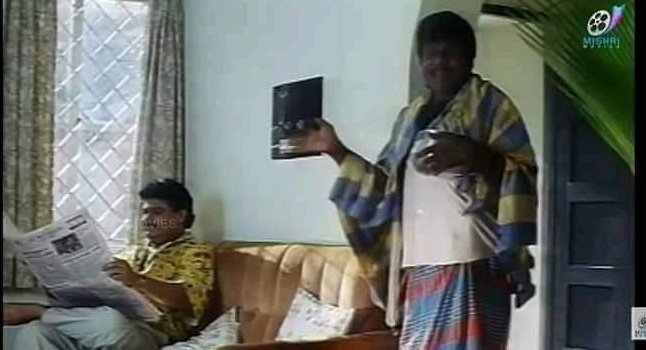 இவ்வளவு நேரம் பிளாக்&ஓயிட்ல நகர்ந்த கதை இப்ப கலருக்கு மாறும் அதாவது சந்தானம் பெரியவனா வளர்ந்துட்டாரு. புதுமையா யோசிச்சுருக்காங்களாம்..