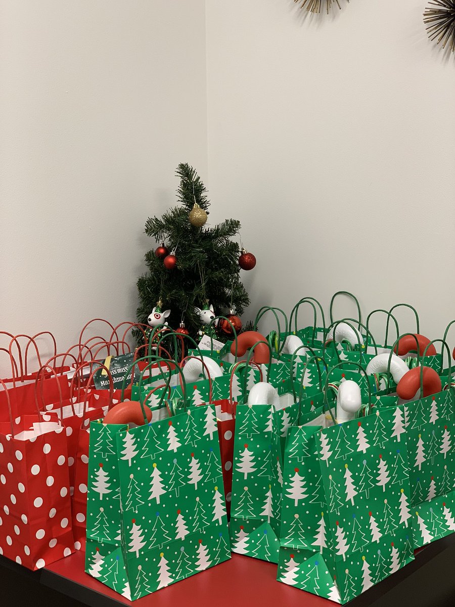 ToriHarrison20's tweet photo. So proud of our Food Service Team- Our Starbuck team is focused and working hard to reach the next level goals! Celebrating them today #T2118
#WeareTarget #FoodTeam #Joy #TargetStarbucks @Kellikilroysbux @KristinLemmerm1 https://t.co/a6GLG9lHoI