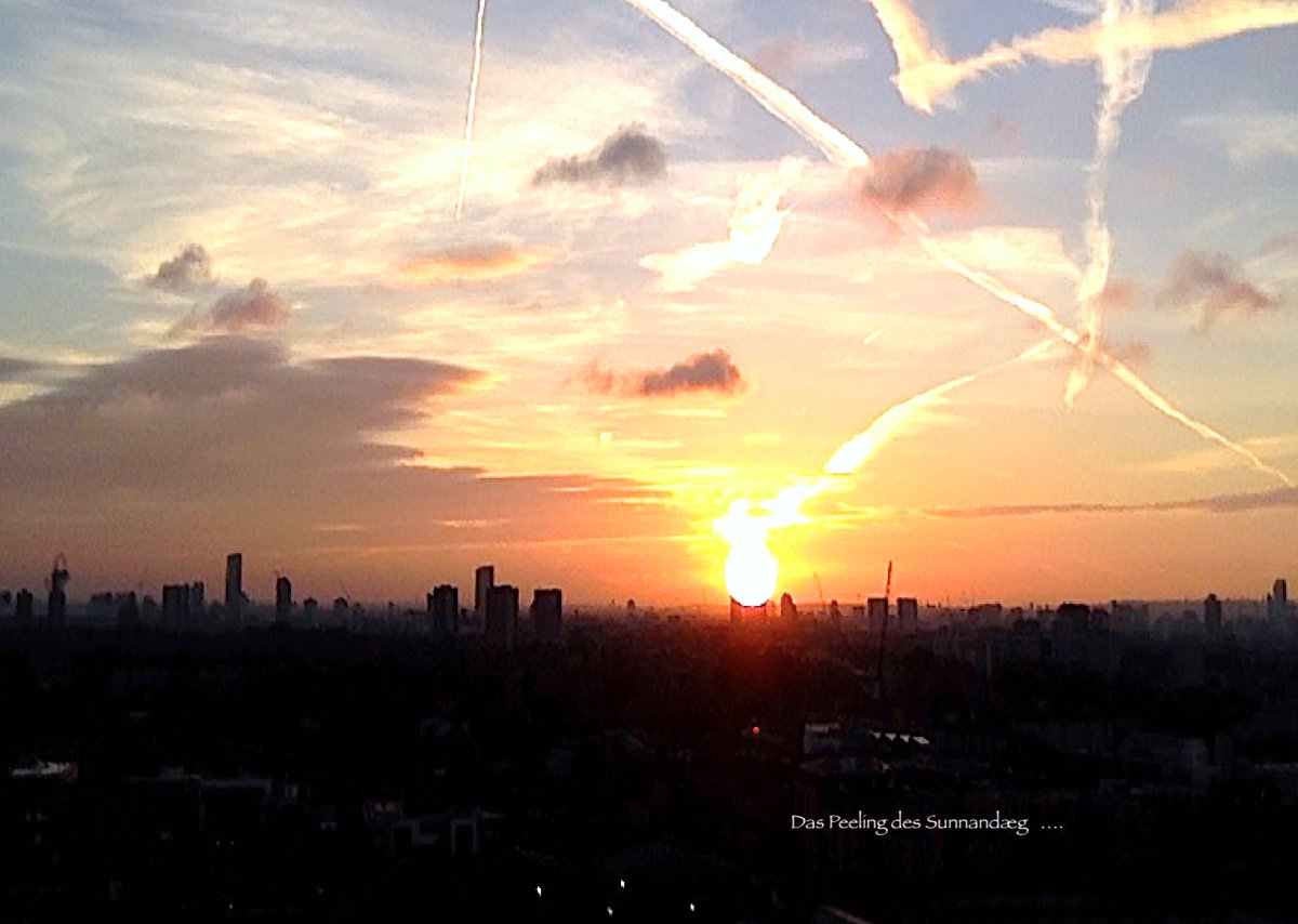 UnbesetztSynth's tweet photo. Das Peeling des Sunnandæg {außer Kontrolle} #eastLondinium #Sól #OrangeCrush #StaySafe #HeadlinesUndConcerns #TierFour #Līht #EDILS @drunkenpoet92 @TinSoldiere @haysfizz @VeryRecords ::🌓! https://t.co/eg5QIXrAp6