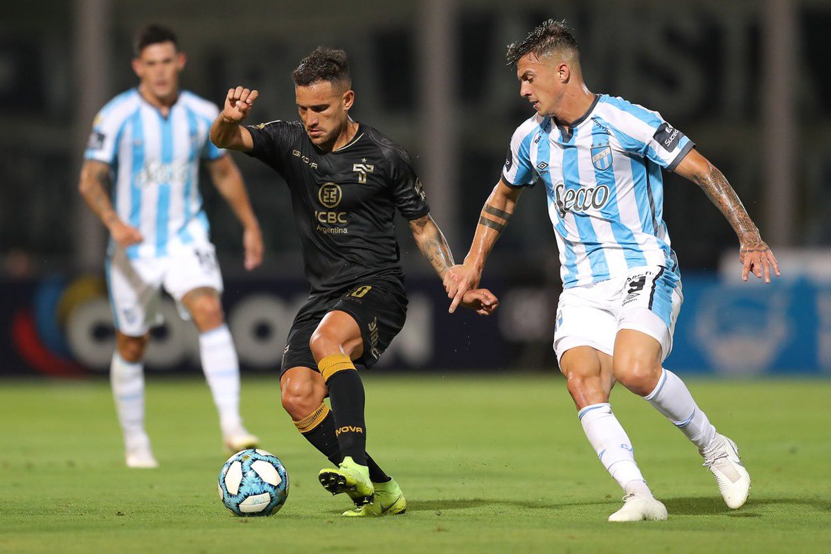 lavozdelfutbol2's tweet photo. #CopaDiegoMaradona | ¡IGUALDAD EN CÓRDOBA!: Con gol de Retegui, #Talleres empató 1-1 frente a #AtléticoTucumán en el Mario Alberto Kempes 🏟. Toledo (P) anotó para el Decano. Vía: @valentinanuneez https://t.co/AEKNBiJzje