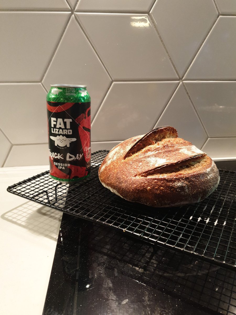 vj_andrei's tweet image. @koiramies Kyllä nuon IPAt sopii myös hapanjuuri leipomiseen ❤ Mieletön tuoksu. @FatLizardBeer Nesteenä ipa joka oli sopivasti 450g