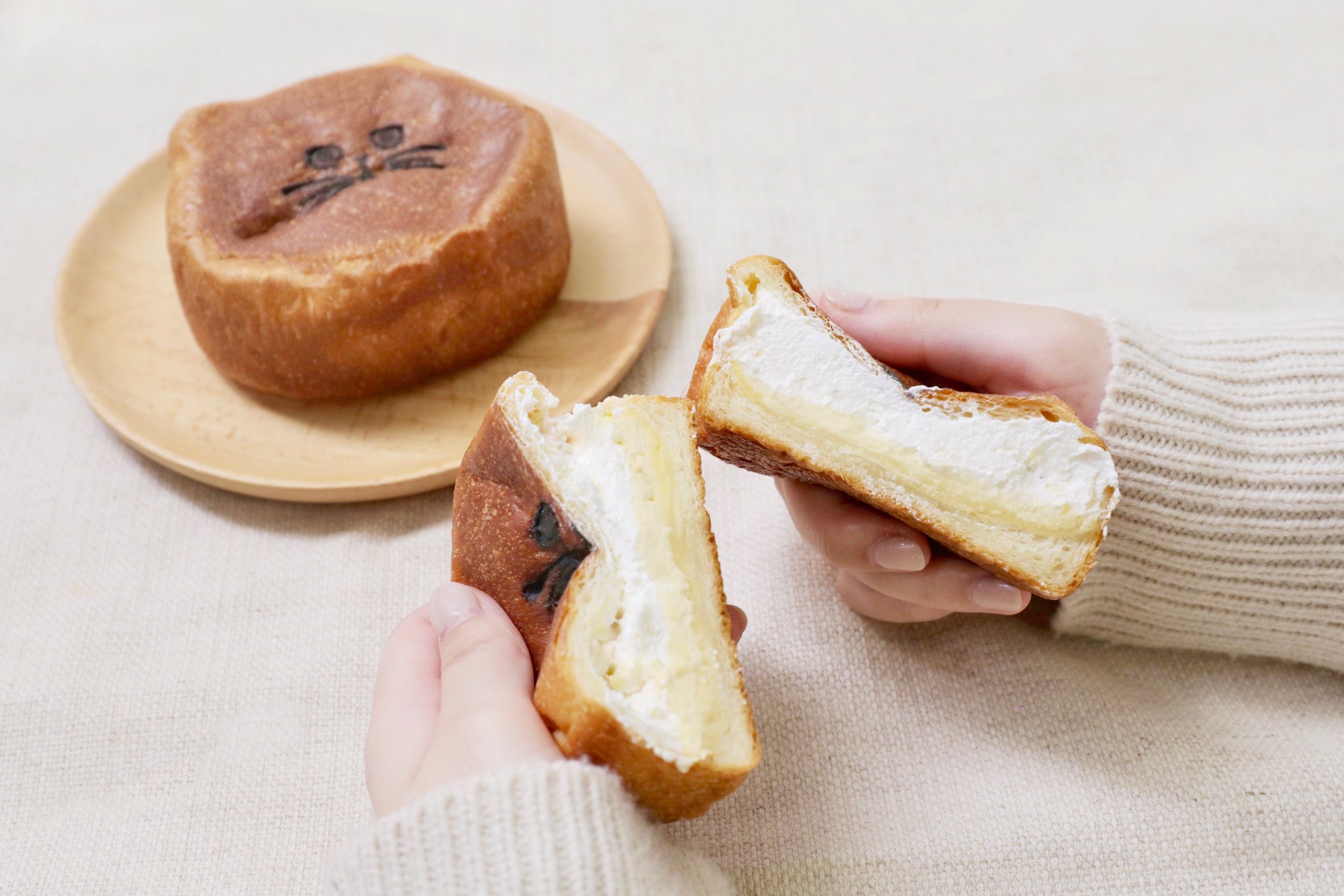 ねこねこファクトリー 公式 ねこの焼印がかわいらしい ねこねこクリームパン ねこねこ食パン の生地に カスタードとホイップのダブルクリームをたっぷりと入れました ふわふわでもちっとした生地が濃厚なクリームとよく合います T
