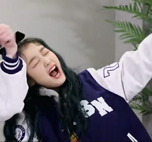 ailuvzuu's tweet photo. Lea ngarep setan muncul di studio buat pertanda sukses, nah ini setannya merasuk kedalam jiwa alias teriak seperti kesurupan 😭😭
mood bgt emg ini orang nih 😭😭
@5ecretNumber https://t.co/H9ebTuq37t