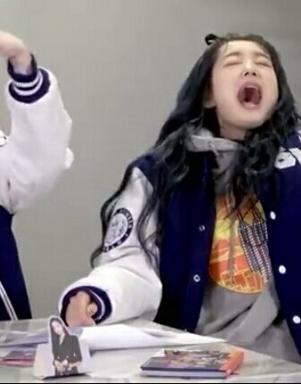 ailuvzuu's tweet photo. Lea ngarep setan muncul di studio buat pertanda sukses, nah ini setannya merasuk kedalam jiwa alias teriak seperti kesurupan 😭😭
mood bgt emg ini orang nih 😭😭
@5ecretNumber https://t.co/H9ebTuq37t