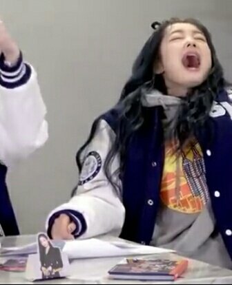 ailuvzuu's tweet photo. Lea ngarep setan muncul di studio buat pertanda sukses, nah ini setannya merasuk kedalam jiwa alias teriak seperti kesurupan 😭😭
mood bgt emg ini orang nih 😭😭
@5ecretNumber https://t.co/H9ebTuq37t