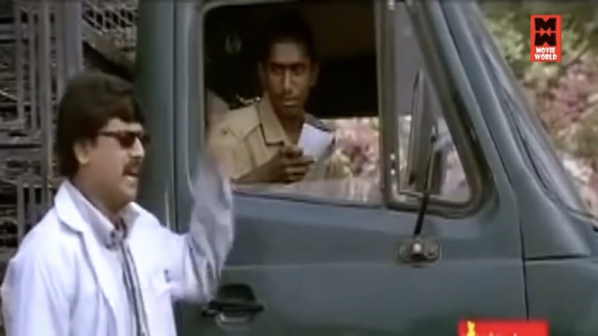 ஏதோ சின்ன கோளாறு சரி பண்ணாம புது மெசின் வாங்கவும் மெசின் வர்ற வரை பேக்டரிக்கு லீவும் விடவும் தத்தி மேனேஜர் முடிவு பண்ண சந்தானம் பாய்ஞ்சு போயி (போற வழில இன்னும் ரெண்டு சின்ன சின்ன மெசின்ல வருங்காலத்துல வர இருந்த கோளாறை எல்லாம் on the way ல சரி பண்ணிட்டே வேற போவாரு)..