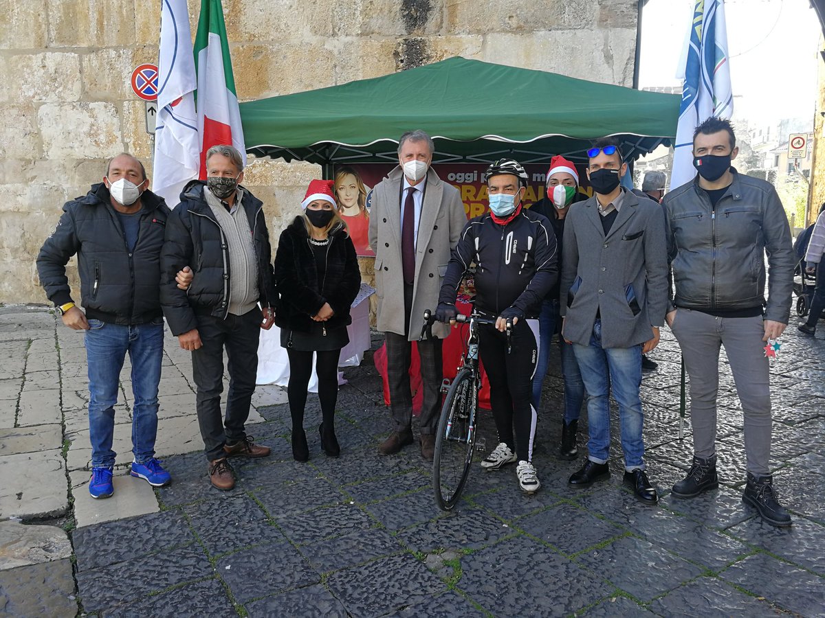 calandriniLT's tweet photo. Oggi a Fondi (ma ci trovate anche a Pontinia e Minturno) promuoviamo gli acquisti dai negozi locali insieme alla portavoce Sonia Federici, al consigliere Stefano Marcucci e al coordinamento comunale di @FratellidItalia.
Sosteniamo le nostre imprese
#compraitaliano #compralocale https://t.co/dPTUackn0X