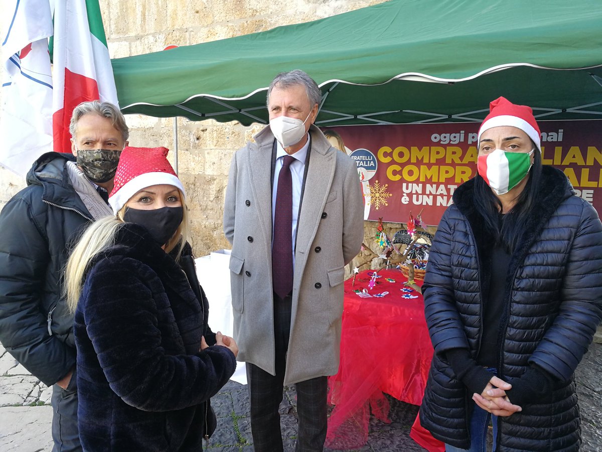calandriniLT's tweet photo. Oggi a Fondi (ma ci trovate anche a Pontinia e Minturno) promuoviamo gli acquisti dai negozi locali insieme alla portavoce Sonia Federici, al consigliere Stefano Marcucci e al coordinamento comunale di @FratellidItalia.
Sosteniamo le nostre imprese
#compraitaliano #compralocale https://t.co/dPTUackn0X