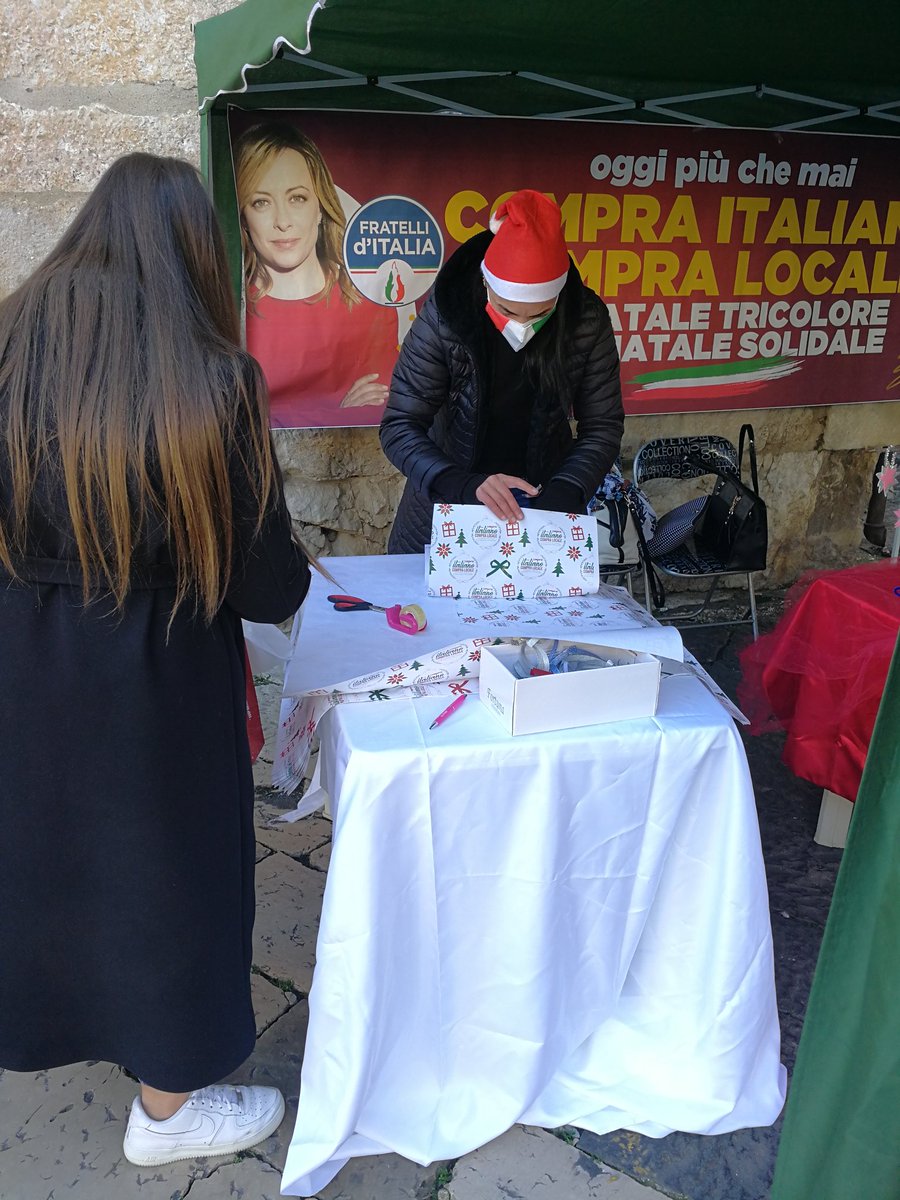 calandriniLT's tweet photo. Oggi a Fondi (ma ci trovate anche a Pontinia e Minturno) promuoviamo gli acquisti dai negozi locali insieme alla portavoce Sonia Federici, al consigliere Stefano Marcucci e al coordinamento comunale di @FratellidItalia.
Sosteniamo le nostre imprese
#compraitaliano #compralocale https://t.co/dPTUackn0X