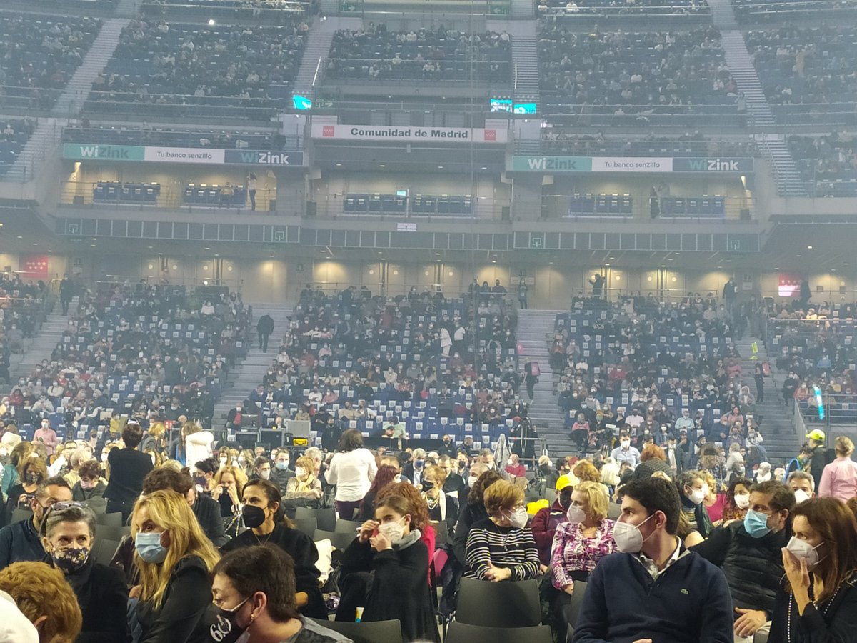 Rafa_eltorete's tweet photo. Muchos de est@s que estuvieron ayer en el concierto de Raphael en Madrid, son los mismos que culpaban al 8M y los gobernantes de CAM igual. Vergonzoso. Luego con enfrentarse al GBCentral y culparle ya lo solucionan más alguna bandera, curas y mentir en los datos. #AyusoDimision https://t.co/qroD5RQE3k