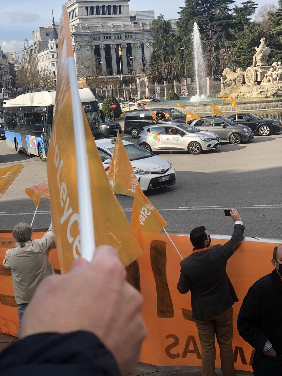 ecatolicmadrid's tweet image. Éxito de la manifestación en automóvil para pedir #StopLeyCelaa #MasPlurales #MasLibres. Lectura del manifiesto.