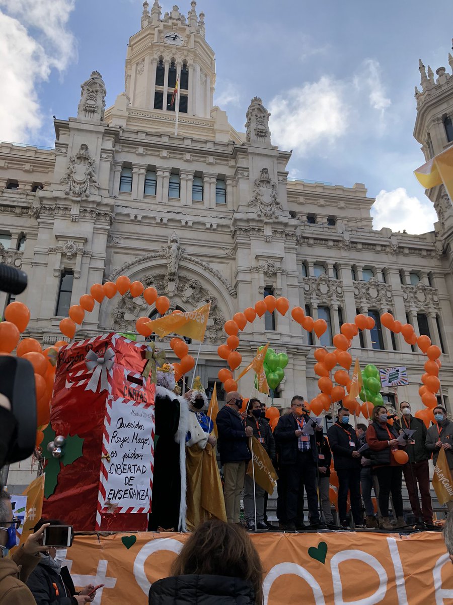 ecatolicmadrid's tweet image. Éxito de la manifestación en automóvil para pedir #StopLeyCelaa #MasPlurales #MasLibres. Lectura del manifiesto.