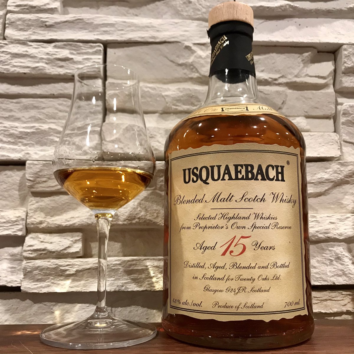 KnskFjmt's tweet image. 何処にも行けない年末年始は、ボトルを開けまくることにした。
今夜はウシュクベ15年ブレンデッドモルト。
シェリー樽原酒のブレンデッドモルトなだけあって、色んなボトルを感じる。
#ウシュクベ #usquaebach  #TWLC