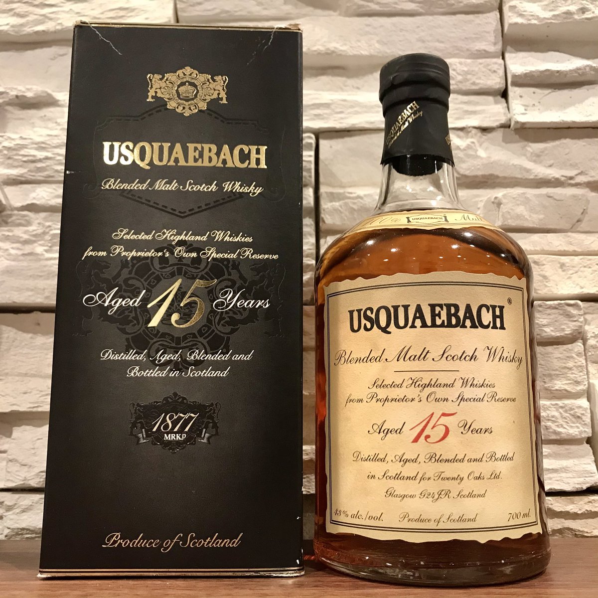 KnskFjmt's tweet image. 何処にも行けない年末年始は、ボトルを開けまくることにした。
今夜はウシュクベ15年ブレンデッドモルト。
シェリー樽原酒のブレンデッドモルトなだけあって、色んなボトルを感じる。
#ウシュクベ #usquaebach  #TWLC