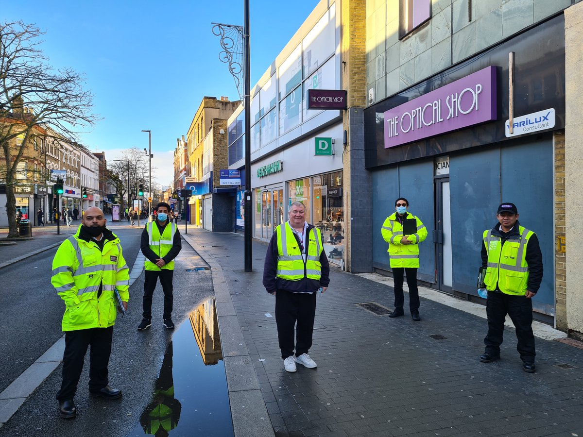 LBofHounslow's tweet photo. Our enforcement officers and local police are out advising residents and businesses on the new #Covid #Tier4 restrictions 

Read up on the new rules here 👉 https://t.co/IbdGFbVgRn

#FollowTheRules #StayHomeSaveLives #WorkingForHounslow https://t.co/l7rUIRsCev